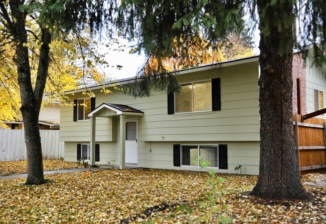 Building Photo - Sanders Beach: 5 bed 2 bath (split level) 4 car garage