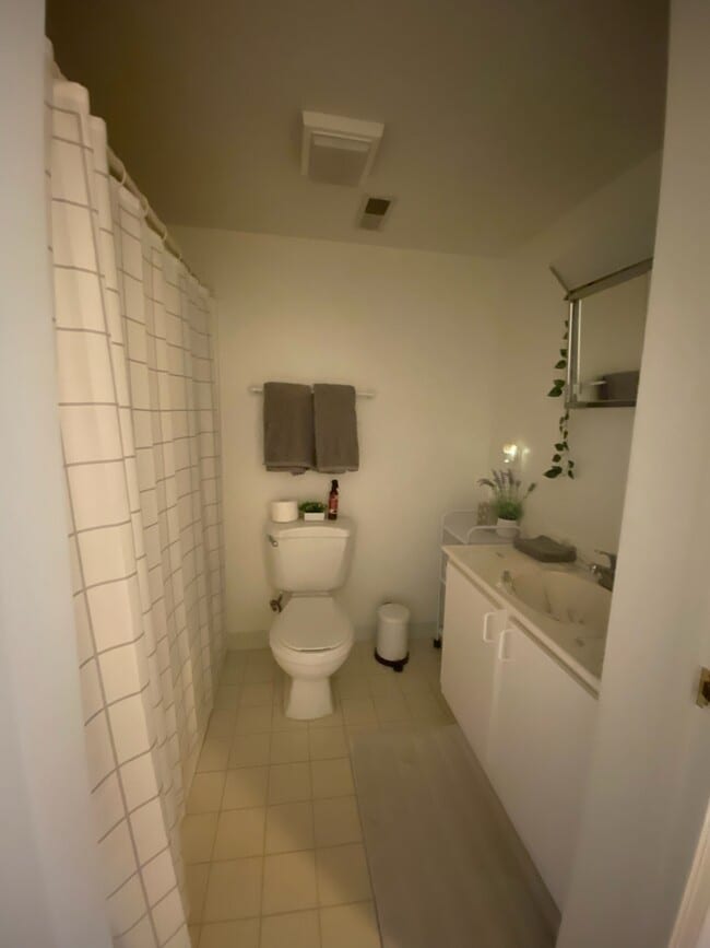 2BR, 2BA - 894 SF - Unit B - Sycamore Place
