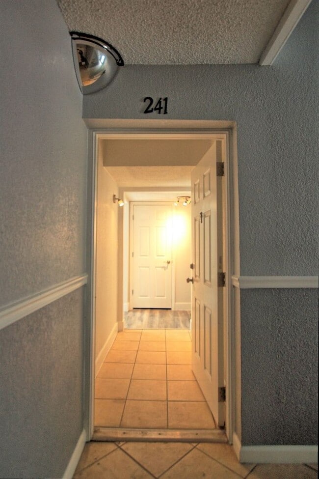 Photo - 2/2, 1st floor, fully renovated, Winter Park unit for rent!