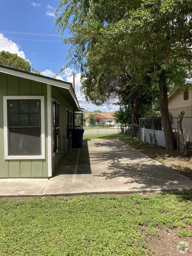 Building Photo - "Charming 2-Bedroom Oasis on West Commerce... Rental