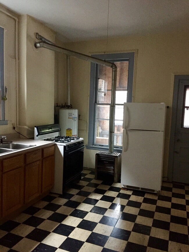 Kitchen - 823 W Webster Ave Unit 3rd floor