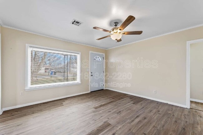 Photo - 921 W Midway St