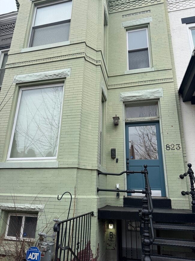 Building Photo - 823 8th St NE