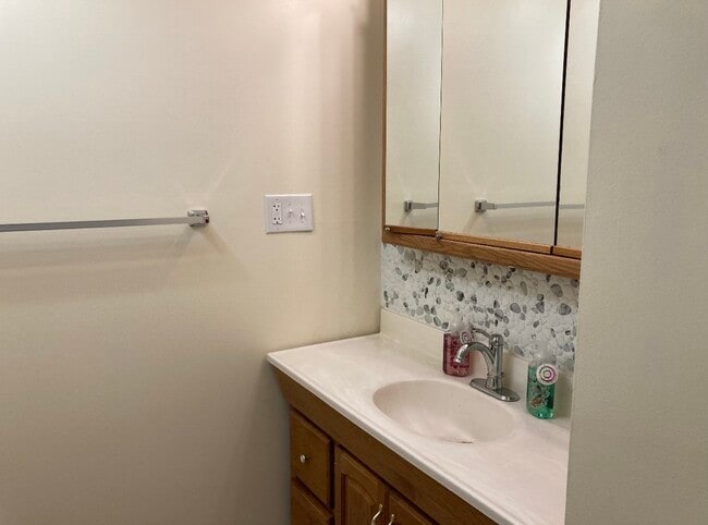 Baño - 212 E South St