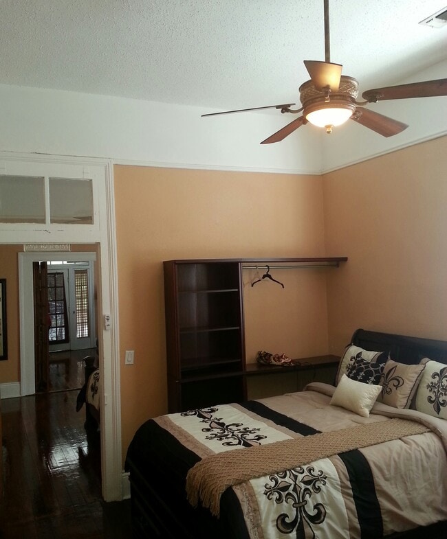 Photo - 2607 Banks St