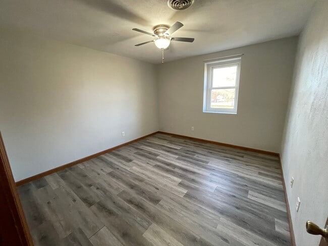 106 S 4th St