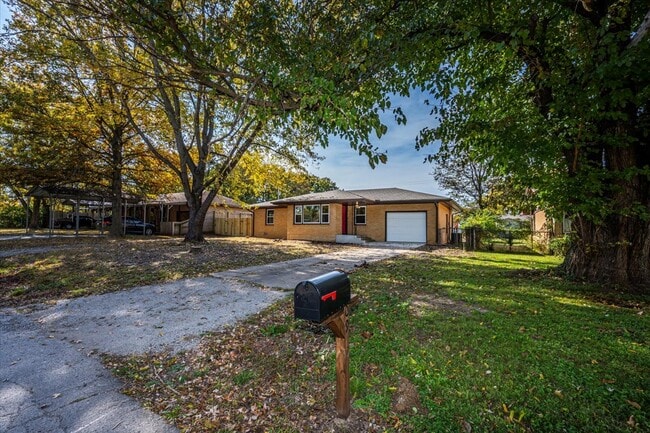 Photo - 809 N Ross Ave