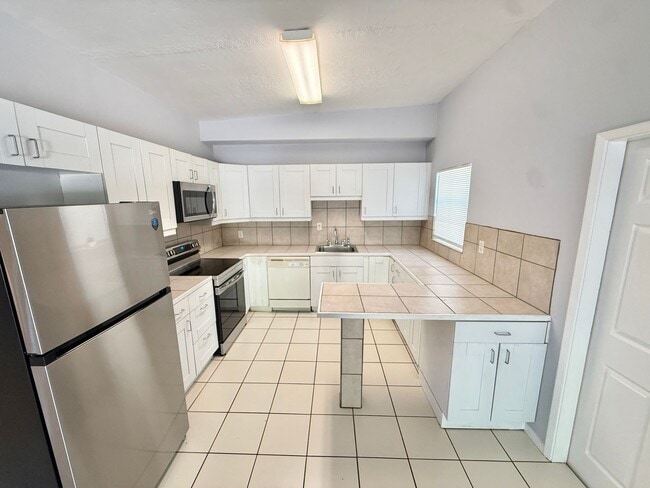 Photo - Sensational 2 bed 1 bath in the heart of Wilton Manors! 2 parking spots with laundry!