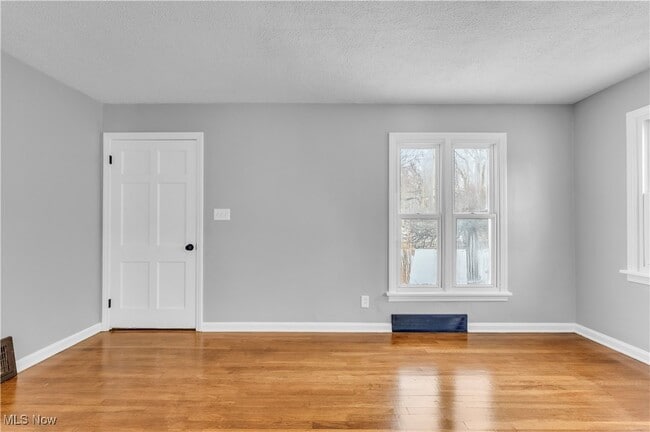 Photo - 650 E 250th St