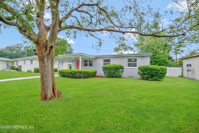 Photo - 6585 Larne Ave