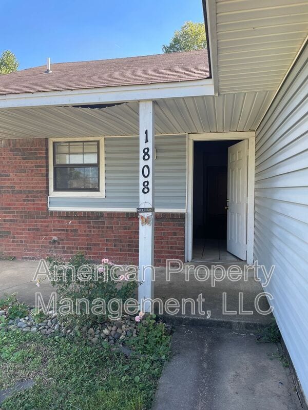 Photo - 1808 W 58th St