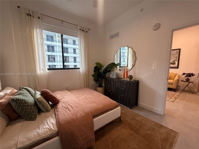 Photo - 2001 Van Buren St Unidad 645