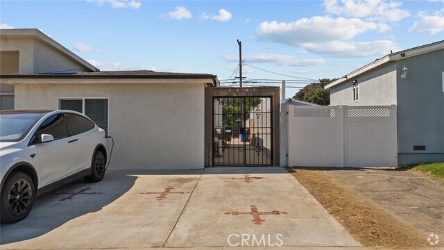 Building Photo - 8447 Colbath Ave Rental