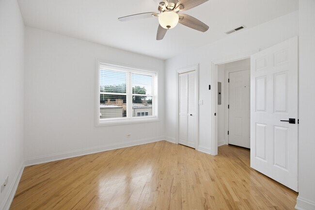 Photo - 2619 N Harding Ave Unidad 3