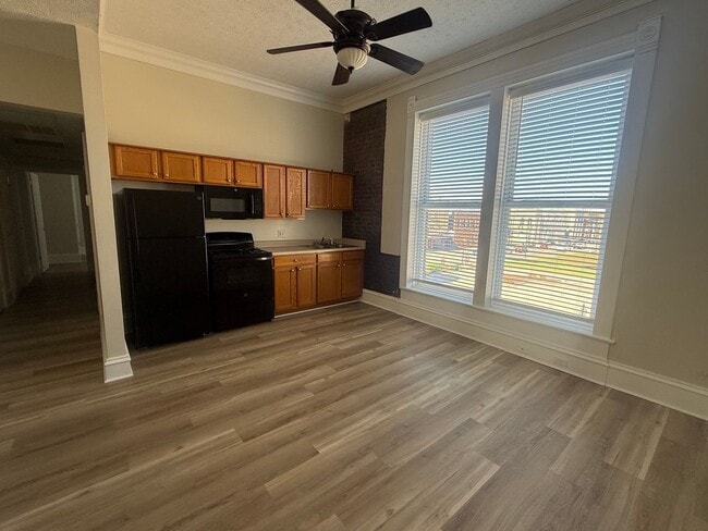 Building Photo - 200 E 9th St Unit 1