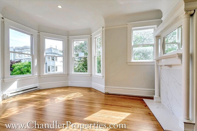 Building Photo - Bright & Sunny 2 Bedroom Flat with On-Site Laundry | Small Bonus Space Unit 1103