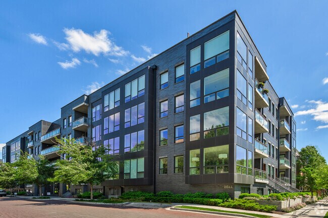Building Photo - 2633 N Hermitage Ave Unit 203S Rental
