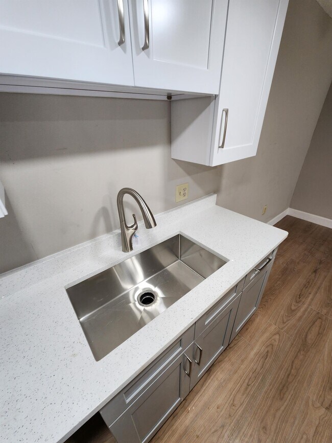 Photo - 5265 Vineland Rd