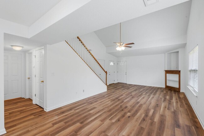 Photo - 1713-1715-1715 Louise Cir
