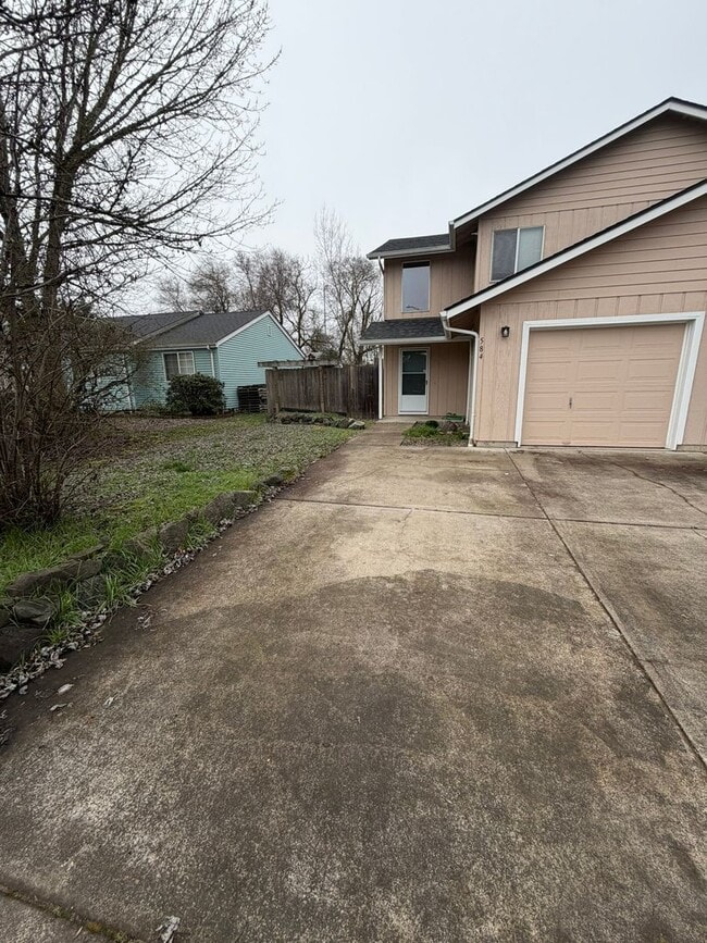 Building Photo - 2 Bedroom Duplex with Garage!