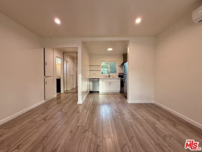 Building Photo - 5246 Whitsett Ave Unit B Rental