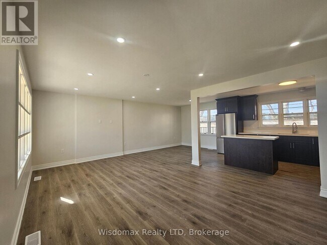 Photo - 5881 Britannia Crescent