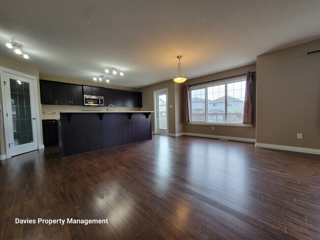 Photo - 6035-6034 4 Ave SW