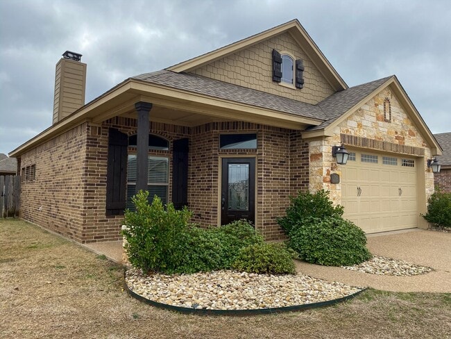 Building Photo - 3 Bedroom Single Family Home