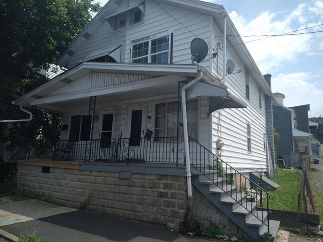 Building Photo - 634 E 4th St Rental