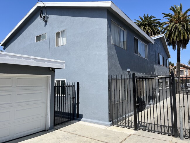 Patios y entrada cerrados - 2119 Earl Ave Unidad Earl Ave.