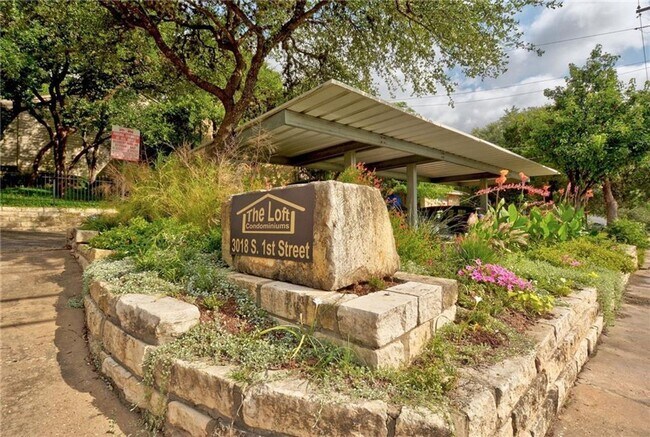 Building Photo - South Austin Condo located in Gated Commun...