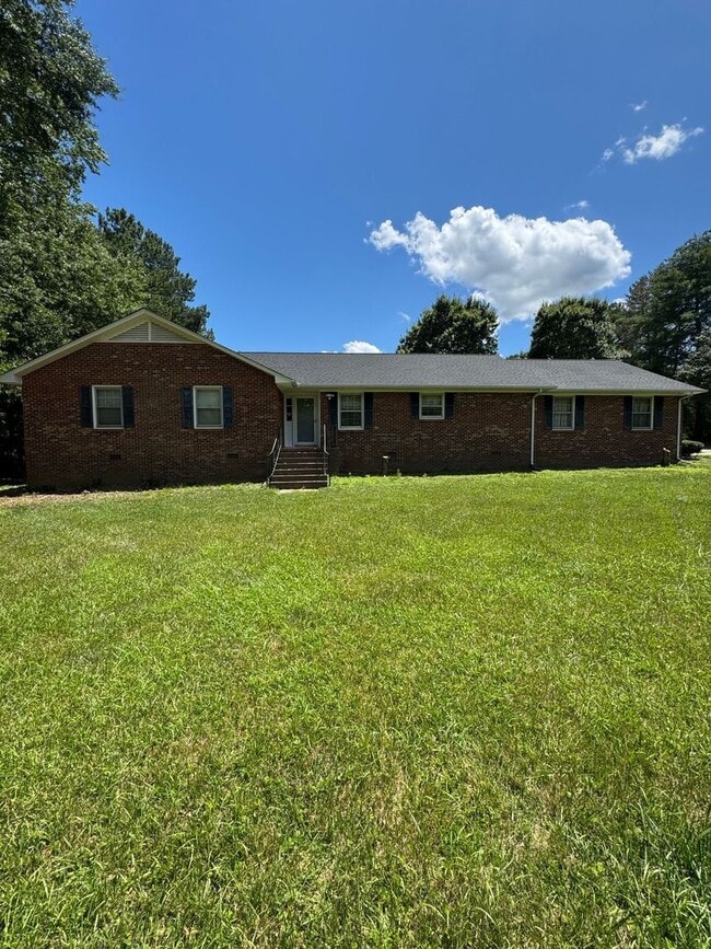 Building Photo - Beautuful Country Setting Just Minutes from Major Corridors