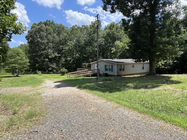 Building Photo - Quiet living 3 bed, 2 bath Ranch near Mint Hill
