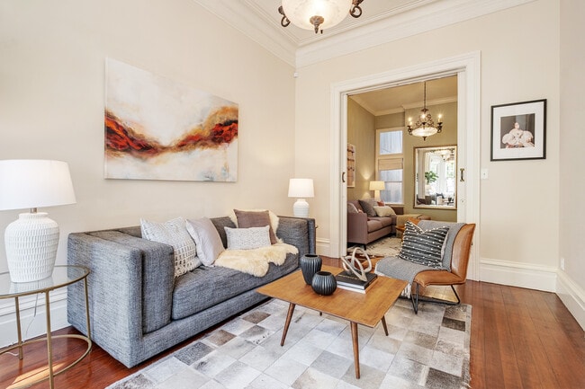 Salón doble en la planta baja, separado por puertas correderas originales de más de 3,65 metros de altura. - 2188 Sutter St
