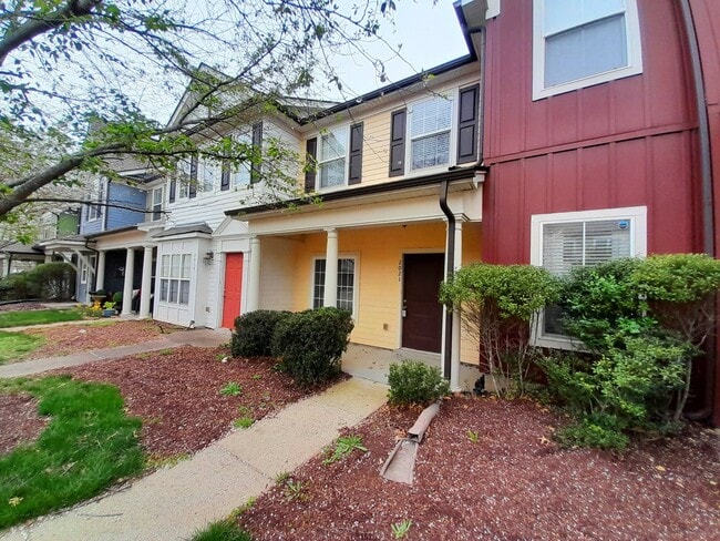 Building Photo - 2021 Hemlock Dr