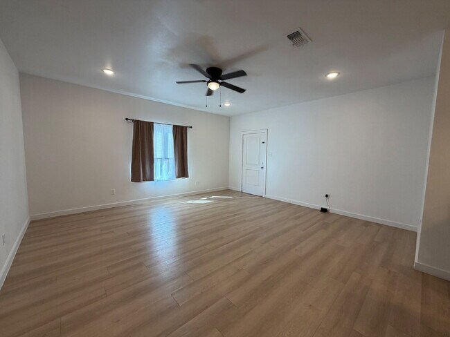 Photo - "Spacious 3-Bed 3-Bath with Granite Elegance in Lubbock" Unit A