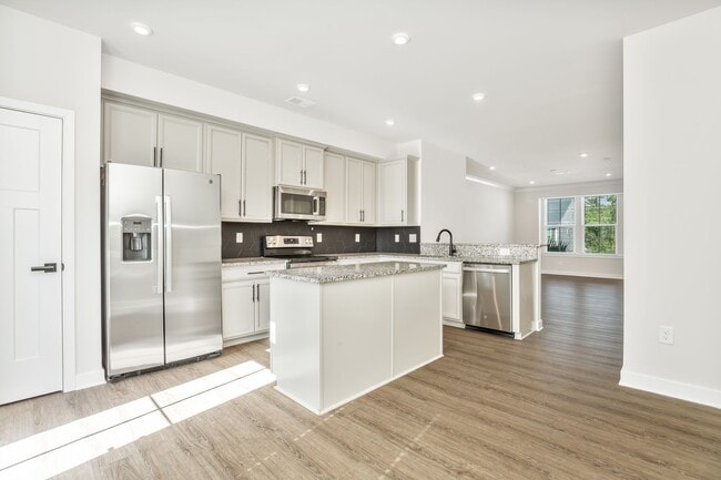 Photo - Spacious 3 Bed, 3.5 Bath Townhouse in Fore...