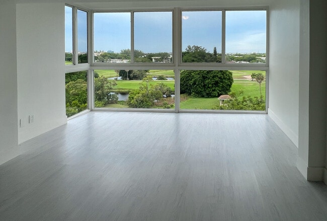 Building Photo - 2202 S Cypress Bend Dr Unit Gorgeous and spacious Rental
