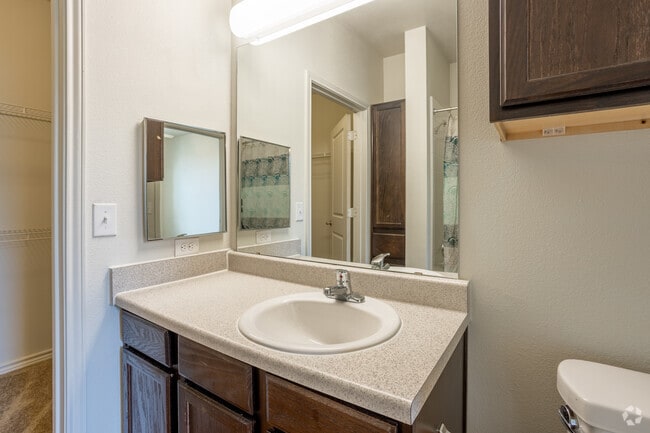 2BR, 2BA - 870SF