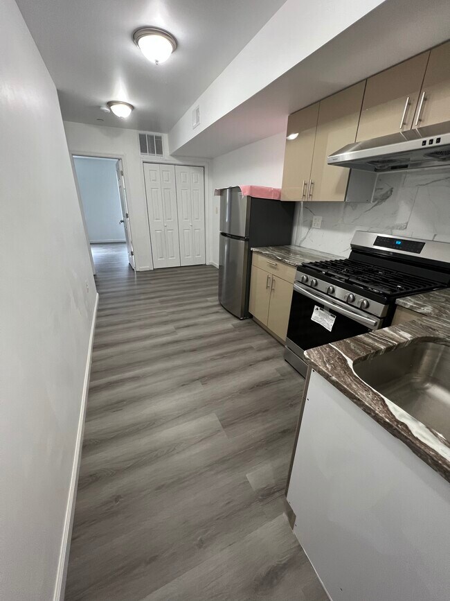 Building Photo - 1025 Buttonwood St Unit 2