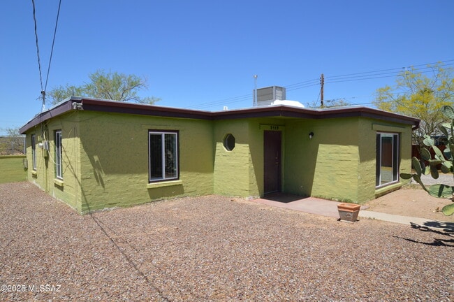 Building Photo - 2119 N Catalina Ave