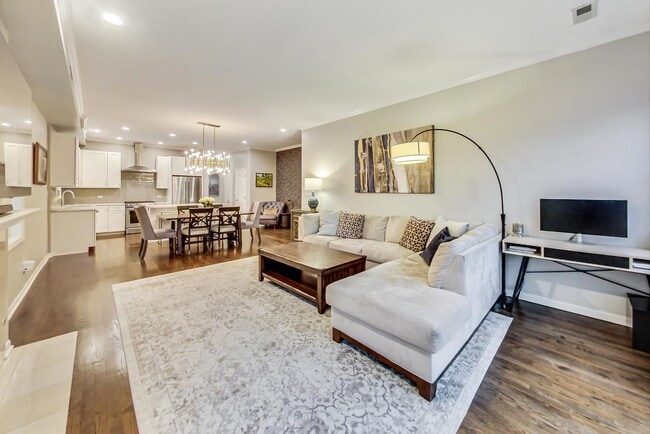 Photo - 1328 W Belmont Ave