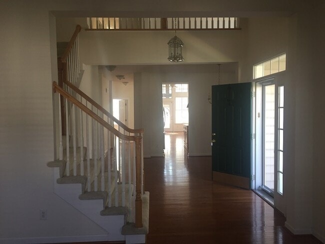 Building Photo - Available 9/1/25 - Must See Townhome at Po...