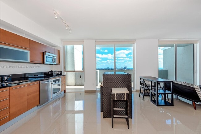 Photo - 253 NE 2nd St Unidad 2805