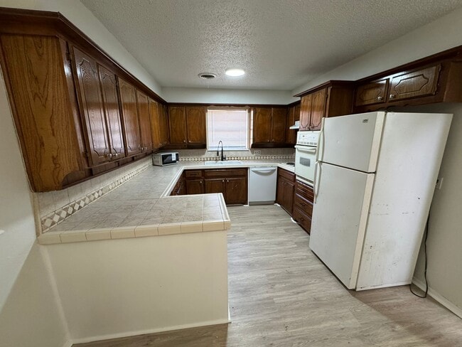 Photo - 2410 NW Saxon Cir