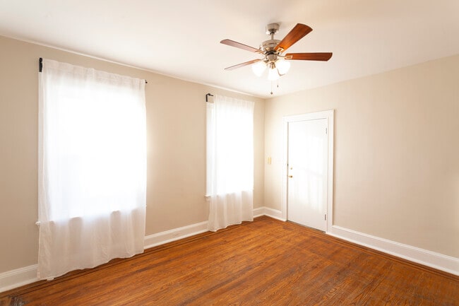 Living Room - 300 E 32nd St Apartamentos