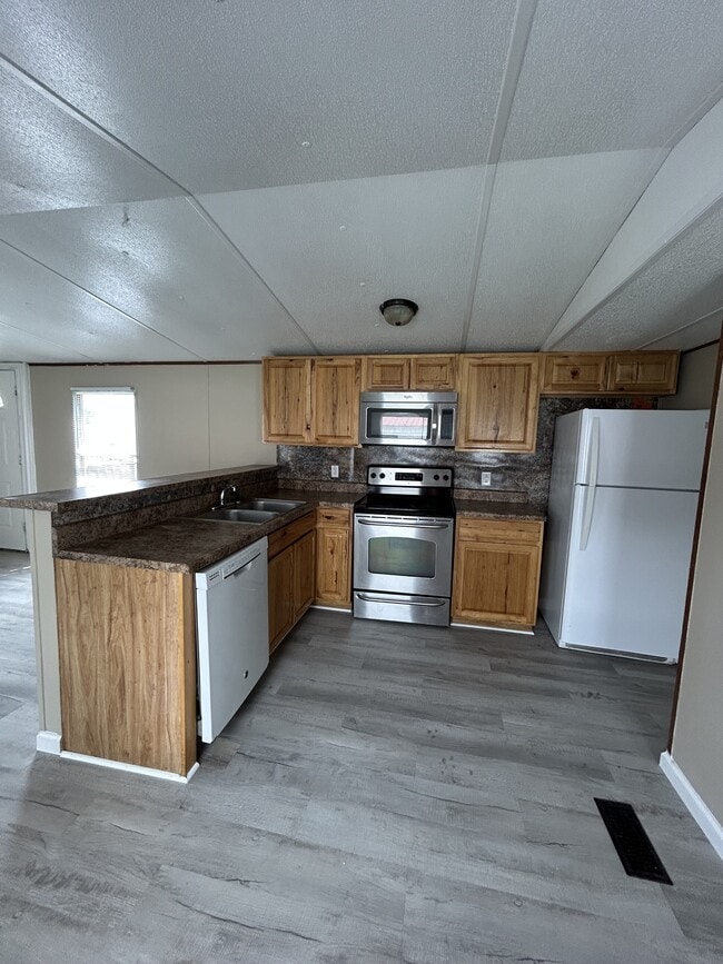 Photo - 405 Debby St