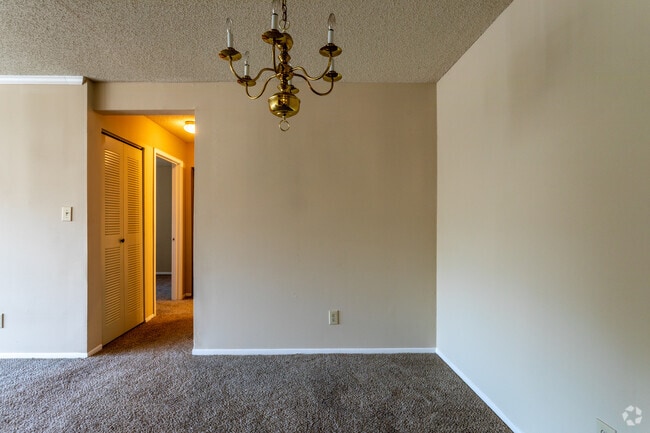 1BD, 1BR - 784SF - Dining Area