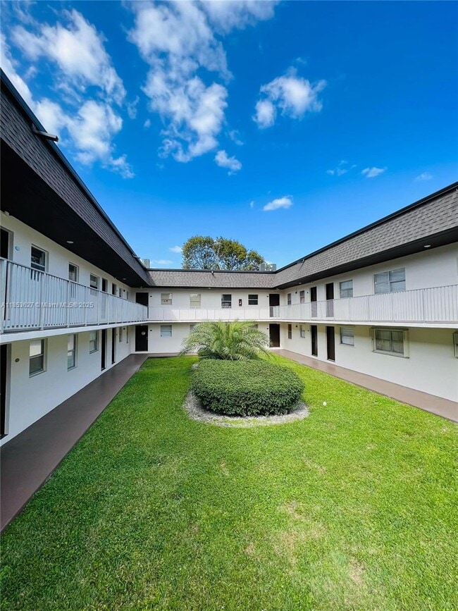 Building Photo - 8601 SW 94th St Unit 204W