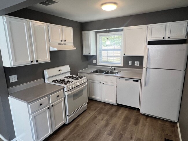 Photo - 3 Bedroom home with Fenced Yard - Availabl...